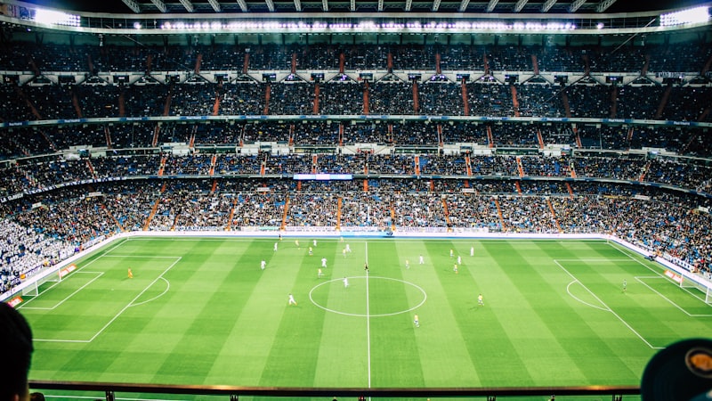 世界杯守门员飞身扑出点球的精彩瞬间特写