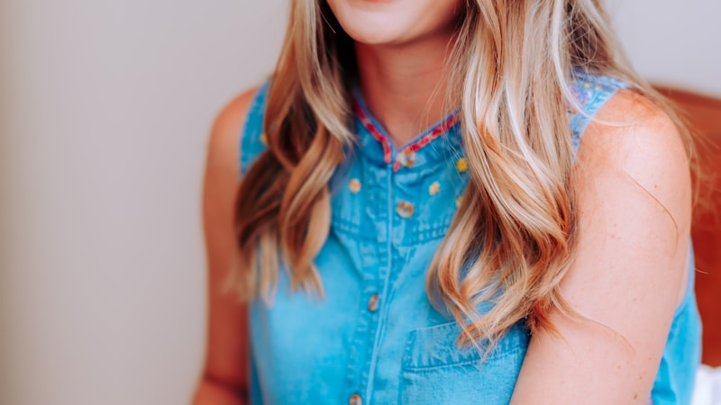 世界杯十六强淘汰赛中一记精彩倒钩射门的瞬间抓拍