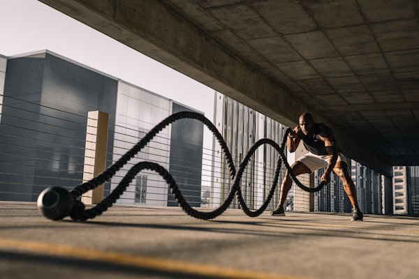 西班牙与德国国家队球员在世界杯比赛中激烈拼抢的场面