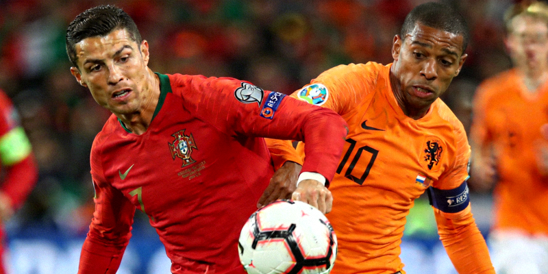 葡萄牙球星C罗与荷兰队球员在比赛中对抗的高清特写镜头